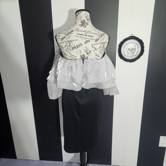 Elegant Black and White Off-Shoulder Midi Dress - Picture 5 of 7